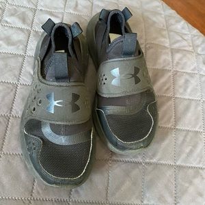 Under Armor, no tie, black, child 3.5 used/good condition